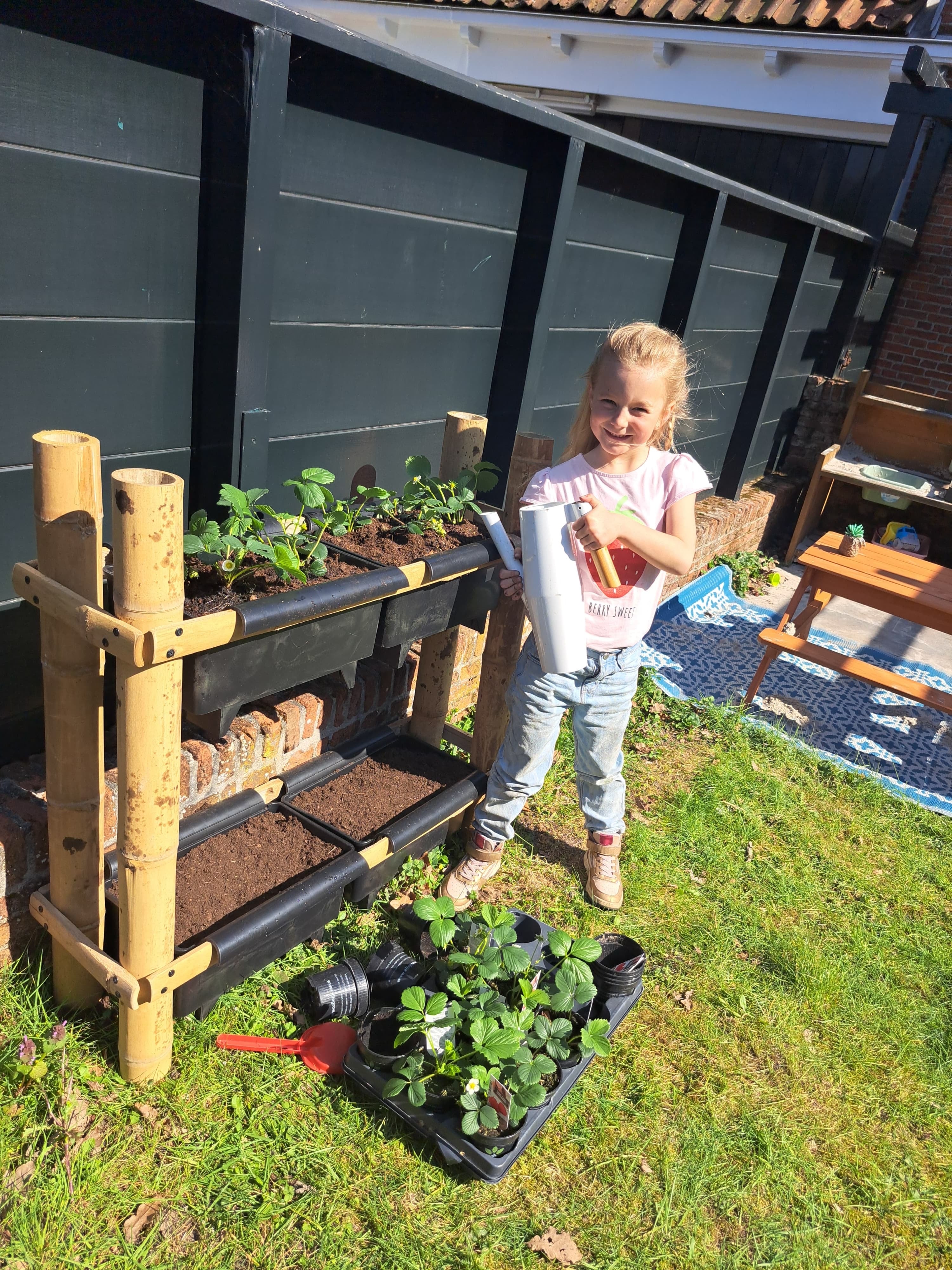 kind met moestuinbak_berry_bamboe