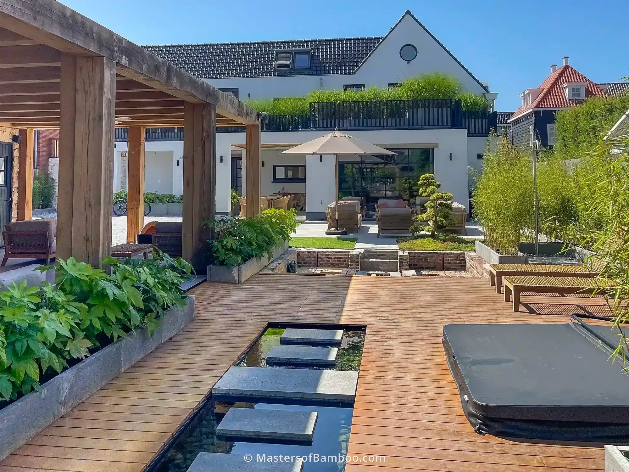 mooie luxe tuin met bamboe terras