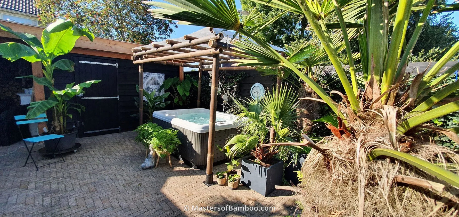 jacuzzi met overkapping zwarte bamboe pergola