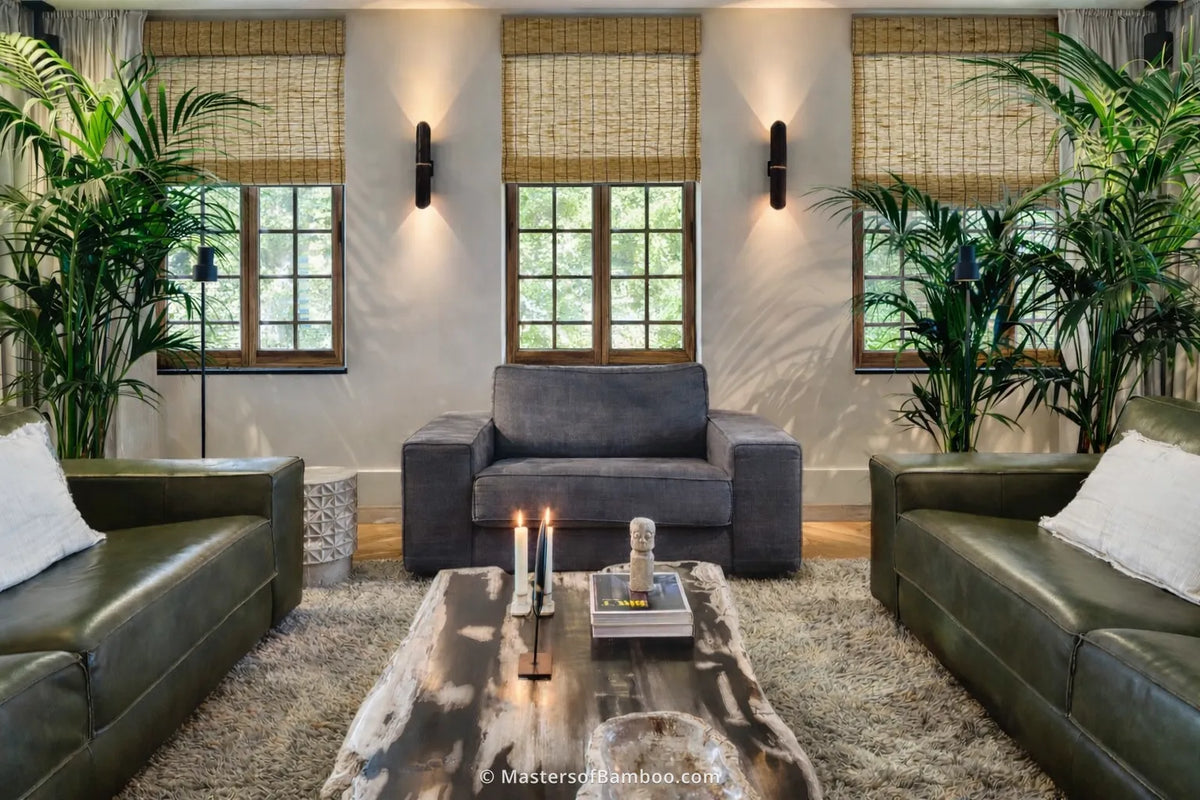 rieten rolgordijnen in luxe woonkamer