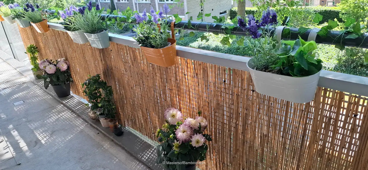 rietmat op rol als balkon schutting