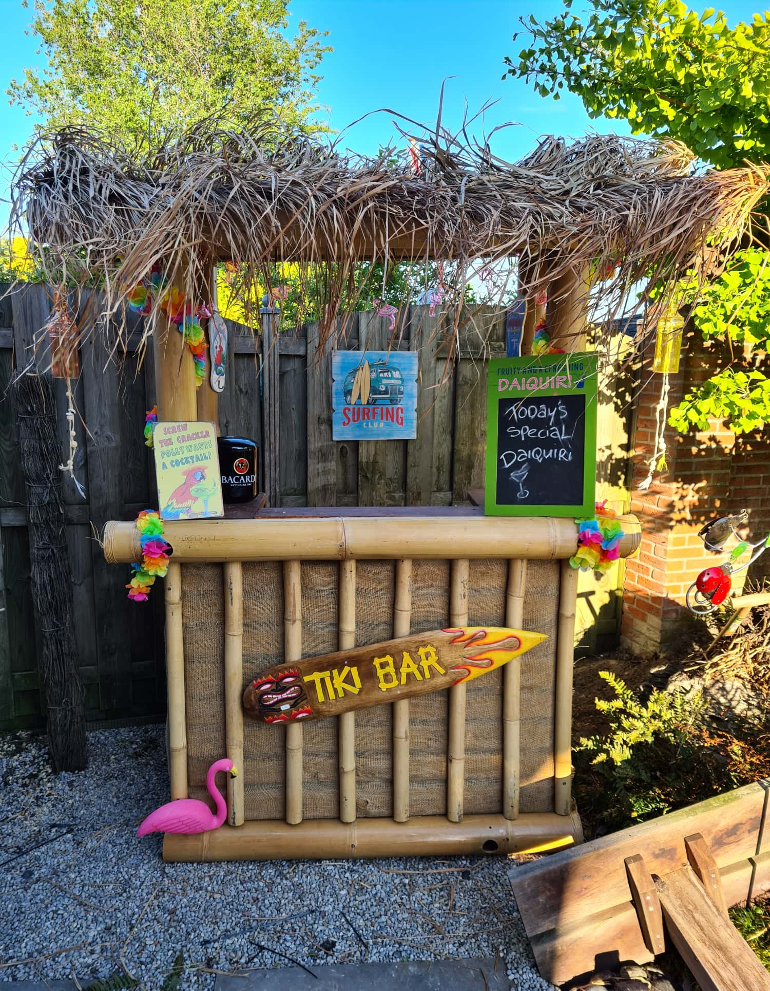 Bamboe tiki bar met strodak