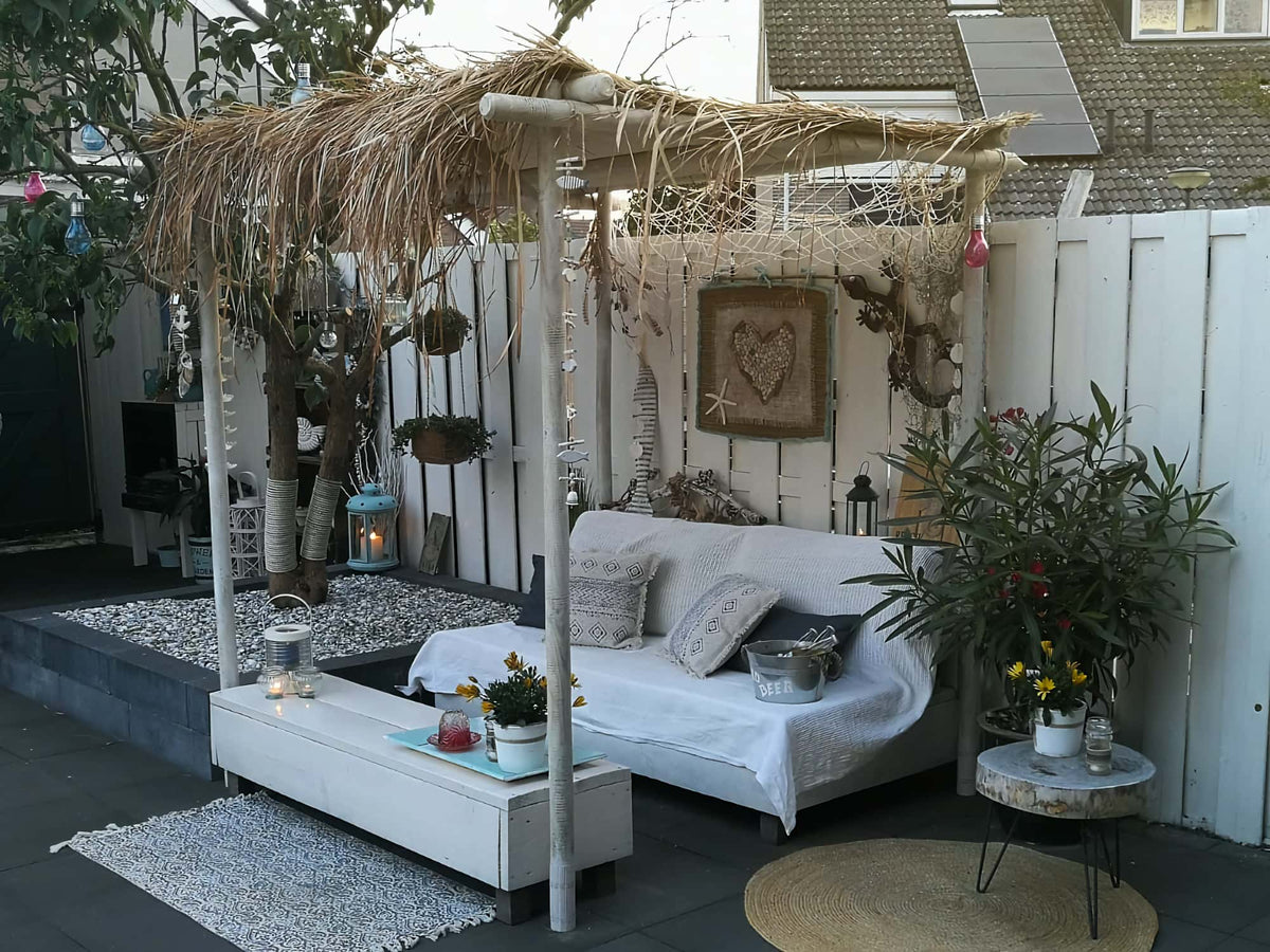 Witte houten pergola met stro dak