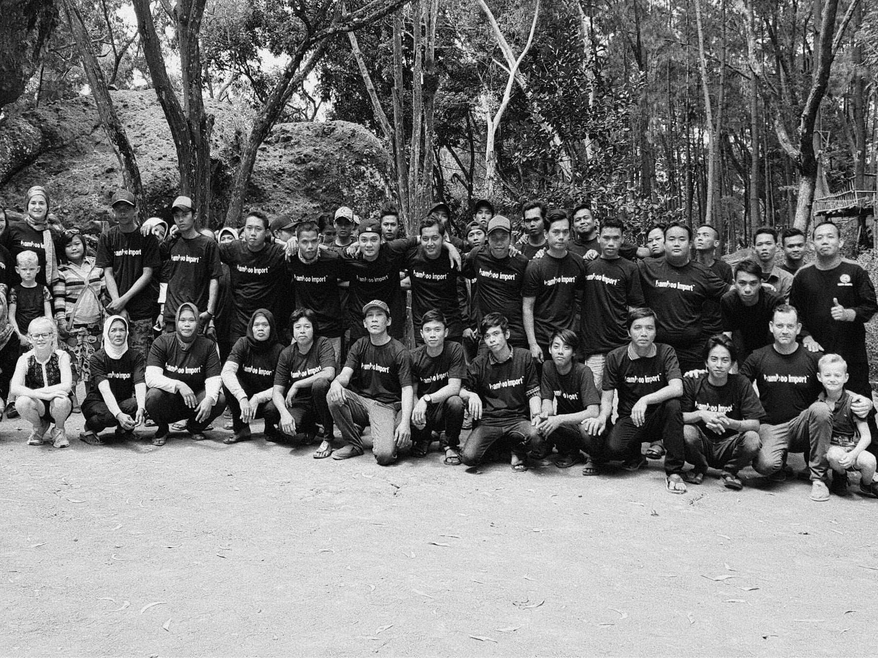 Groepsfoto van een Bamboe team in Indonesie