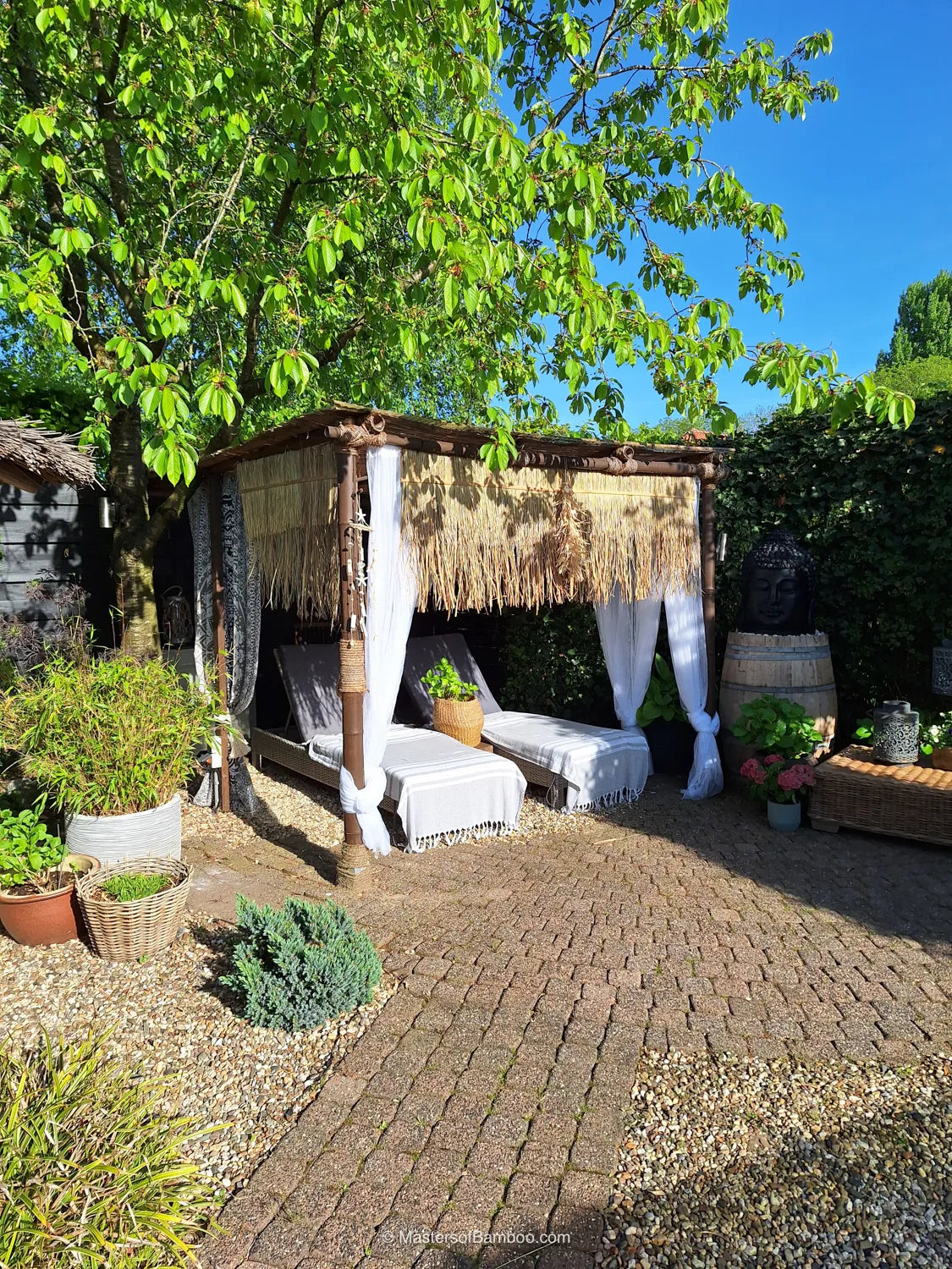 pergola met strodak van bamboe