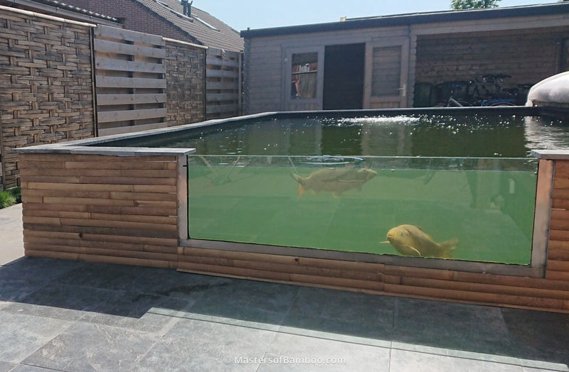 visvijver betimmerd met bamboelatten