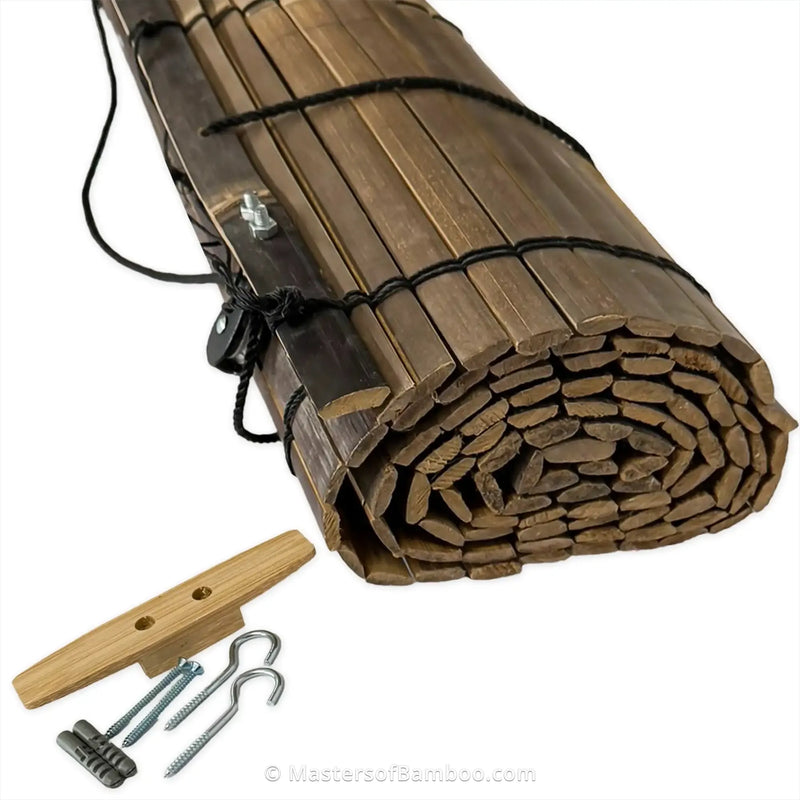 zwart bamboe rolgordijn opgerold