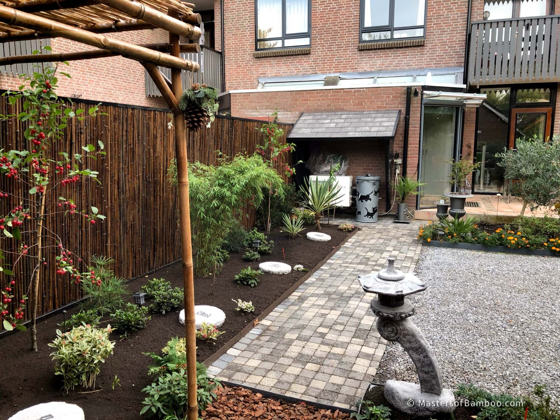 Tuin met Zwarte bamboemat Large Schutting