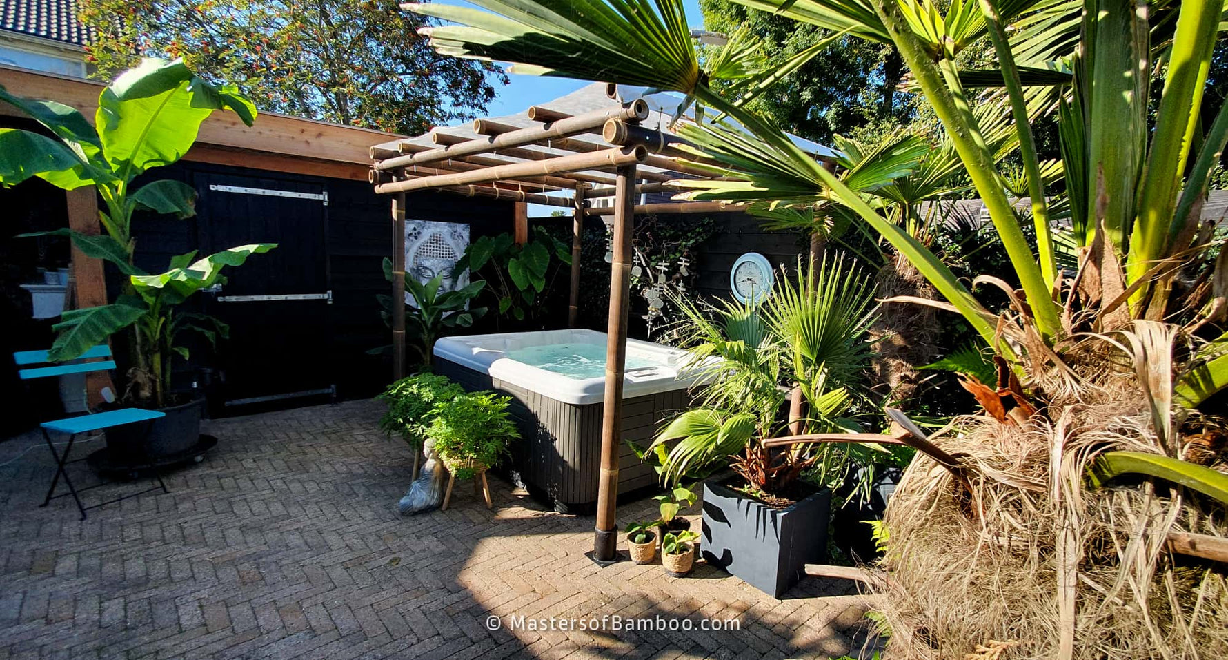 Zwarte Bamboe pergola Java boven Jacuzzi